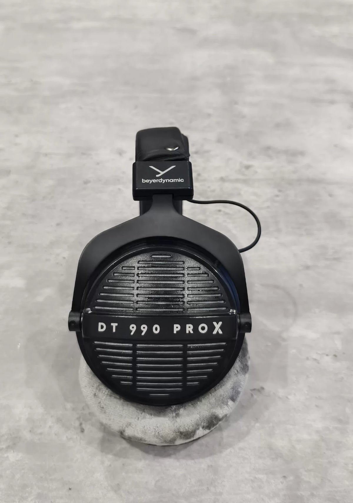 beyerdynamic DT 990 PRO X — actual headphones and accessories